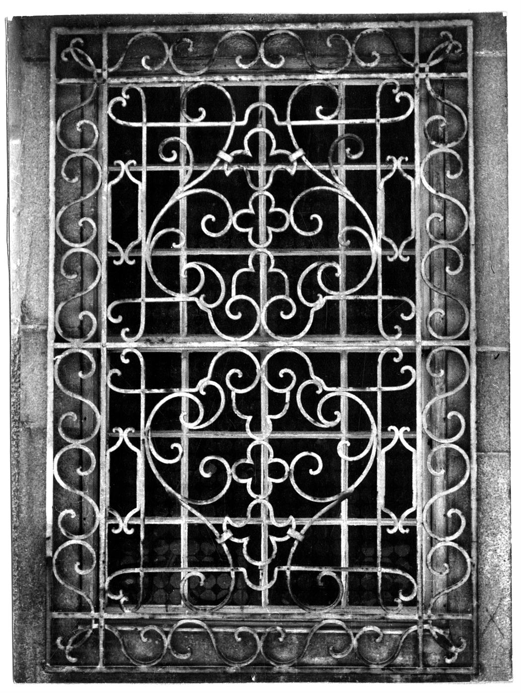 Ferros forjados do Porto : janela da casa n.º 9 da rua de Azevedo de Albuquerque