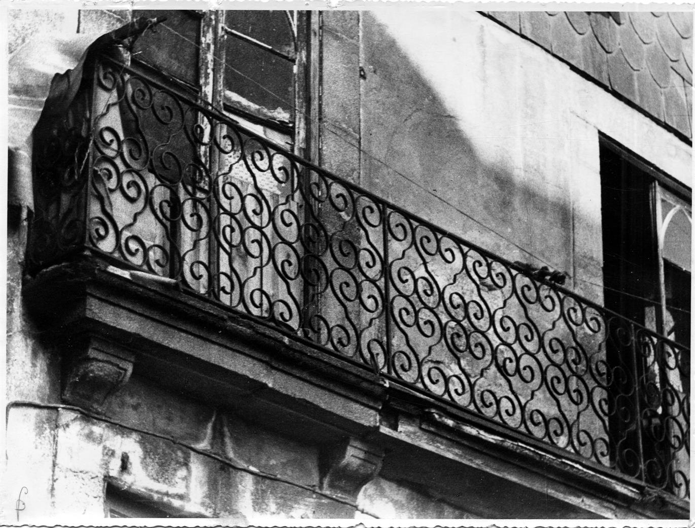 Ferros forjados do Porto : varanda da casa n.º 44 da rua de São Francisco