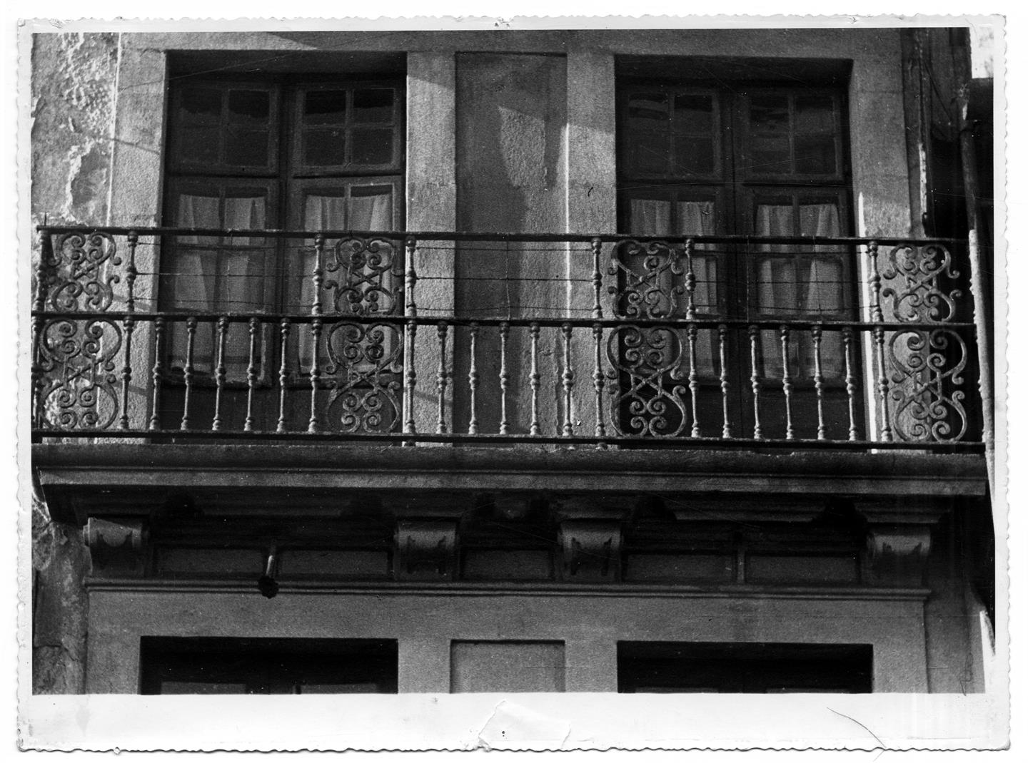 Ferros forjados do Porto : varanda da casa n.º 70-72 da rua da Lada