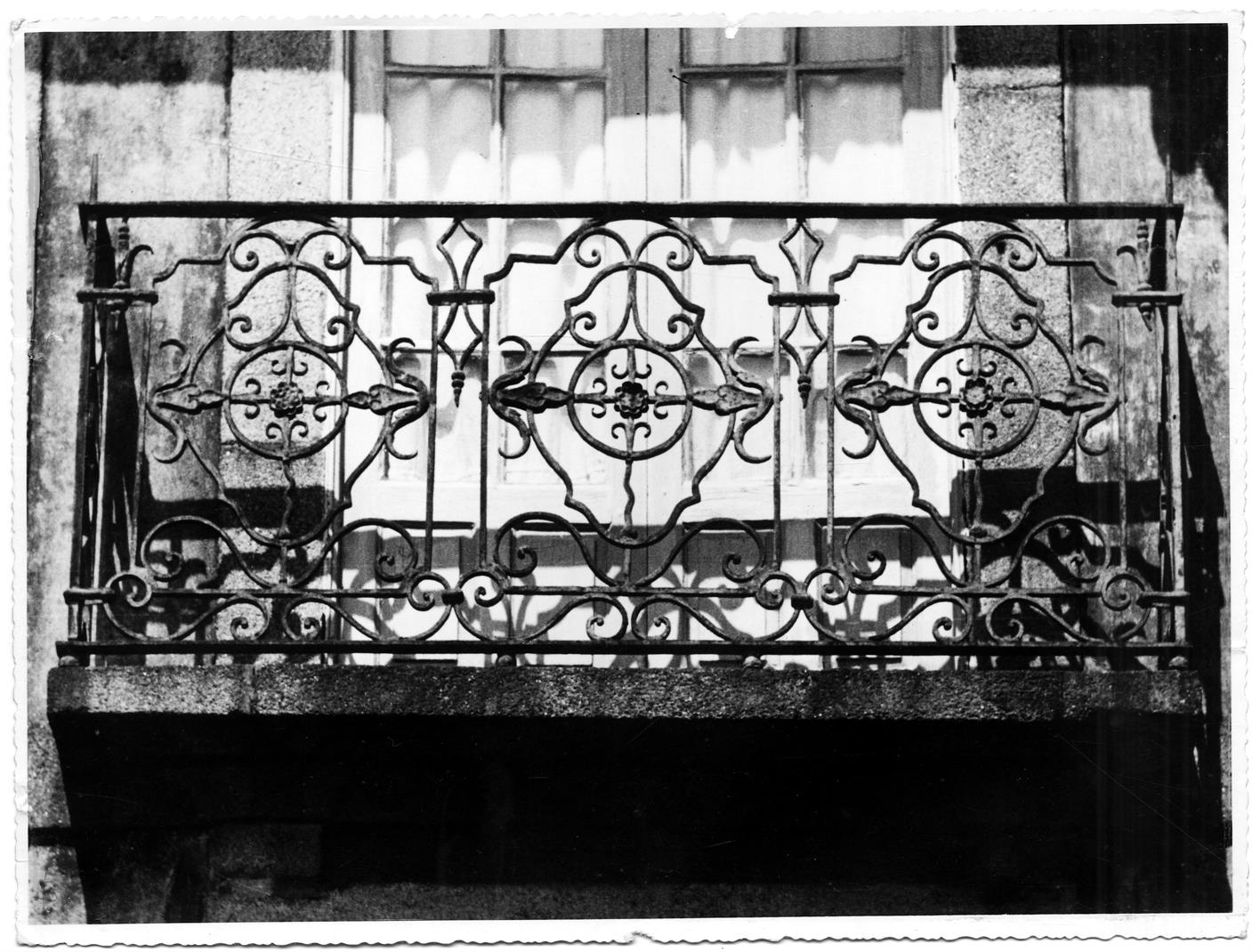 Ferros forjados do Porto : varanda da casa n.º 3 da rua de Tomás Gonzaga