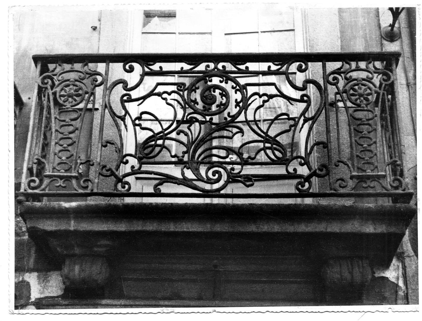 Ferros forjados do Porto : varanda da casa n.º 81-83 da rua de Belomonte