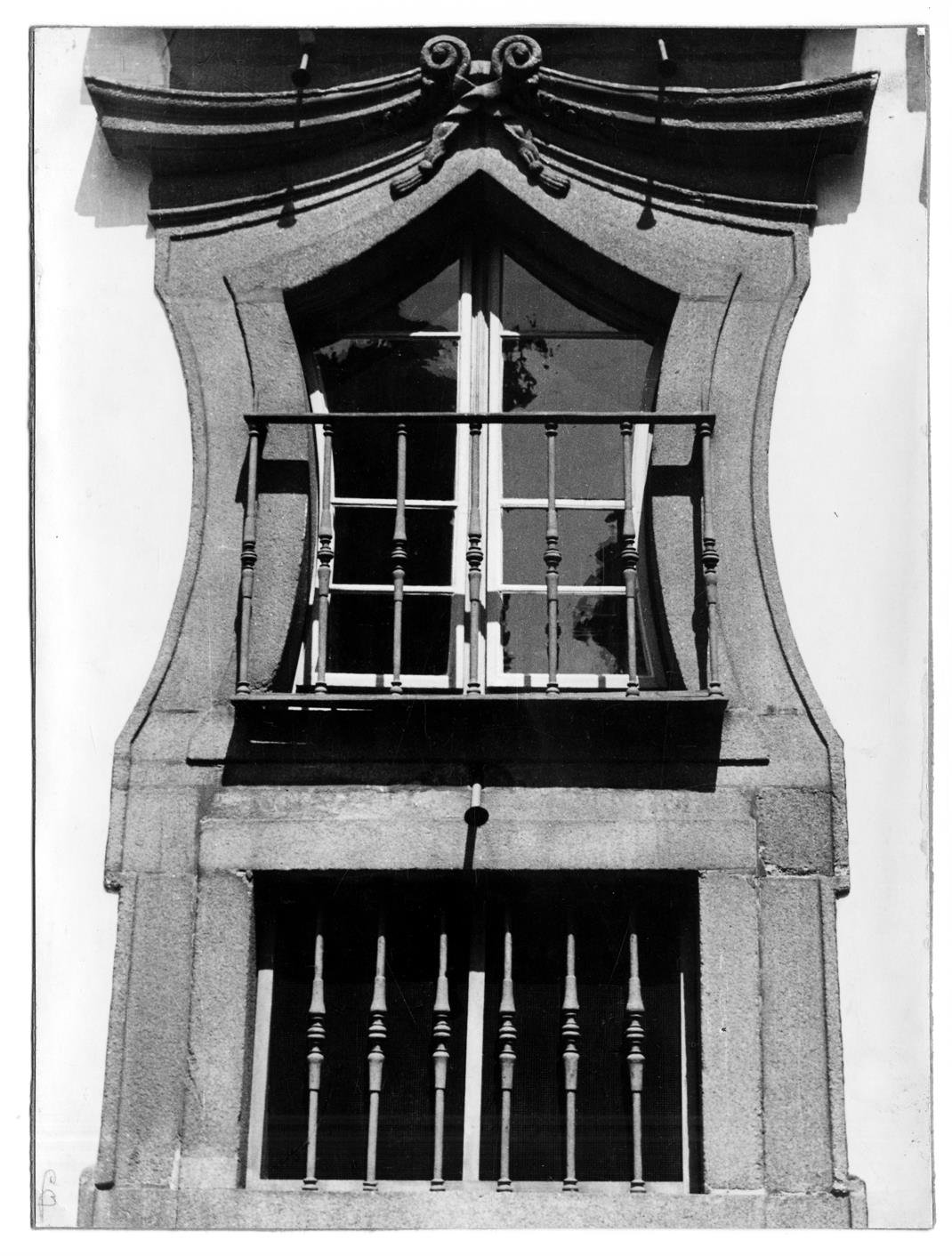 Ferros forjados do Porto : janela do Palácio de São João Novo
