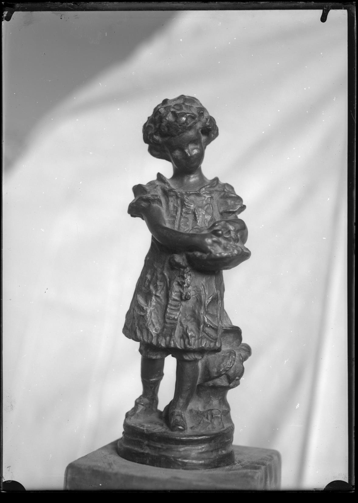 Estatueta de criança em bronze