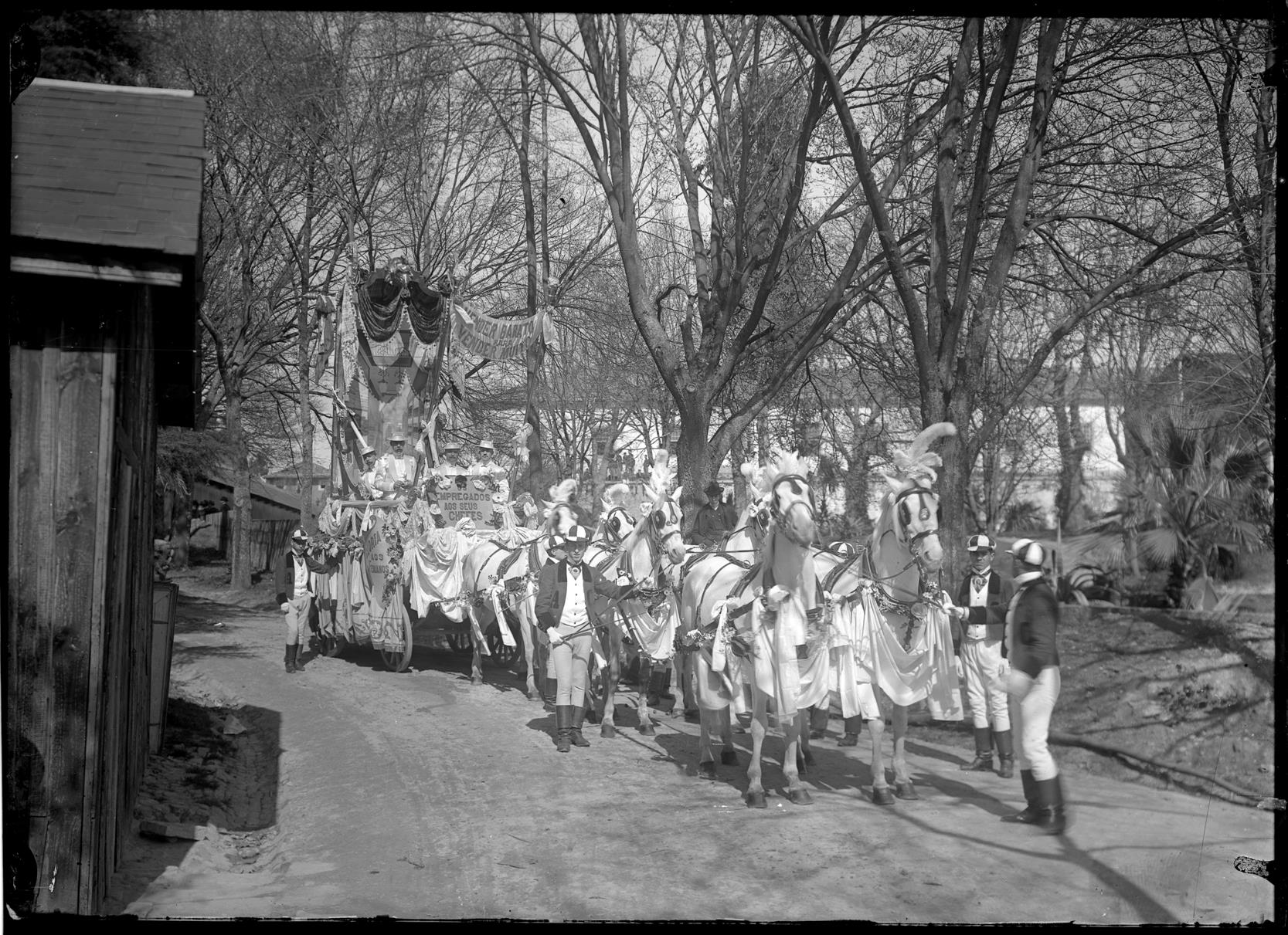 Carnaval de 1905 : carro alegórico nos jardins do Palácio de Cristal