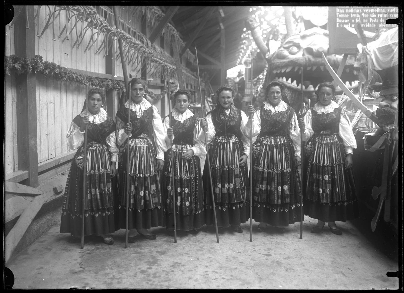 Carnaval de 1905 : grupo de mulheres junto aos carros alegóricos, no jardim do Palácio de Cristal