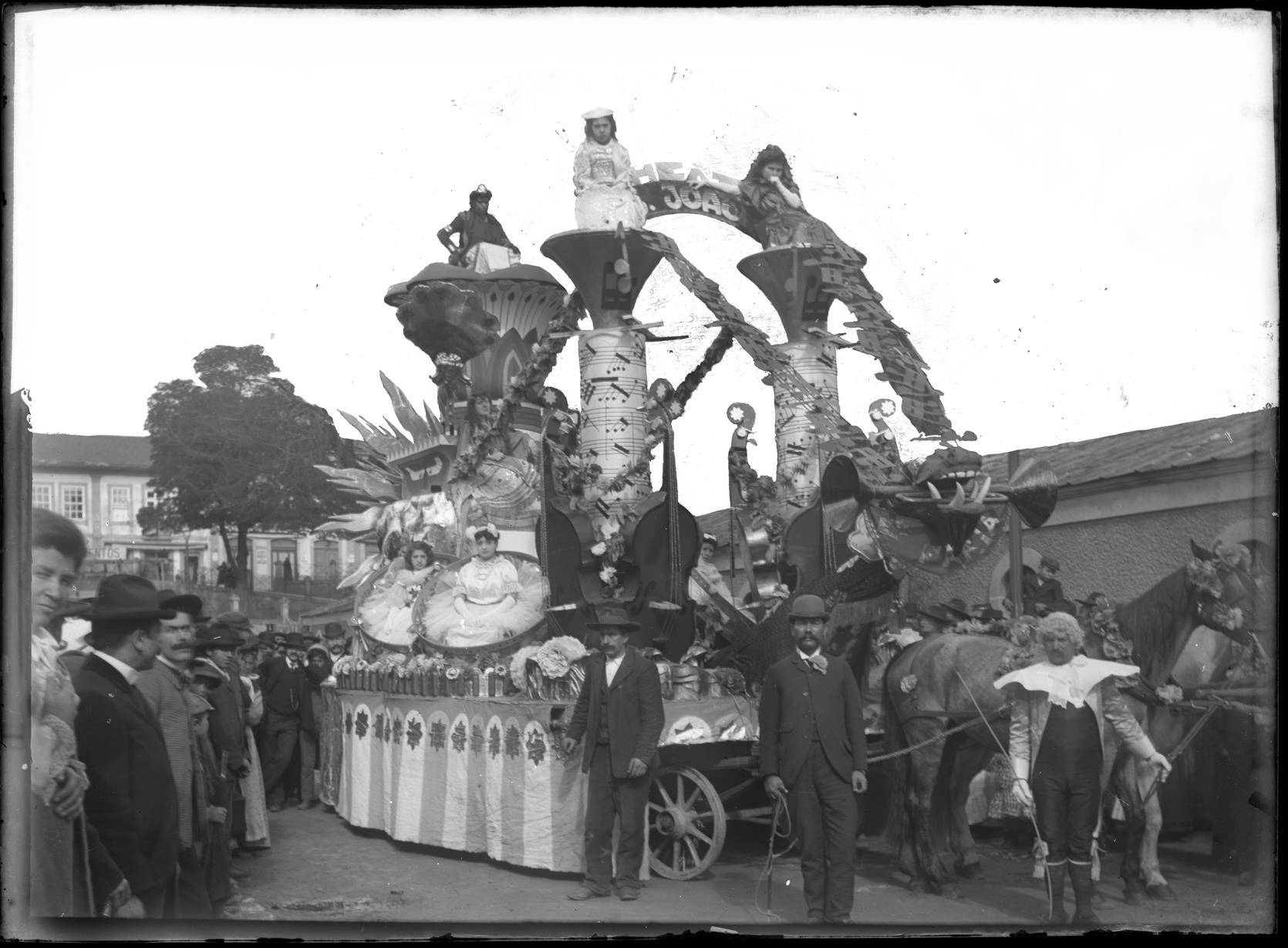 Carnaval de 1905 : carro alegórico à saída do Palácio de Cristal