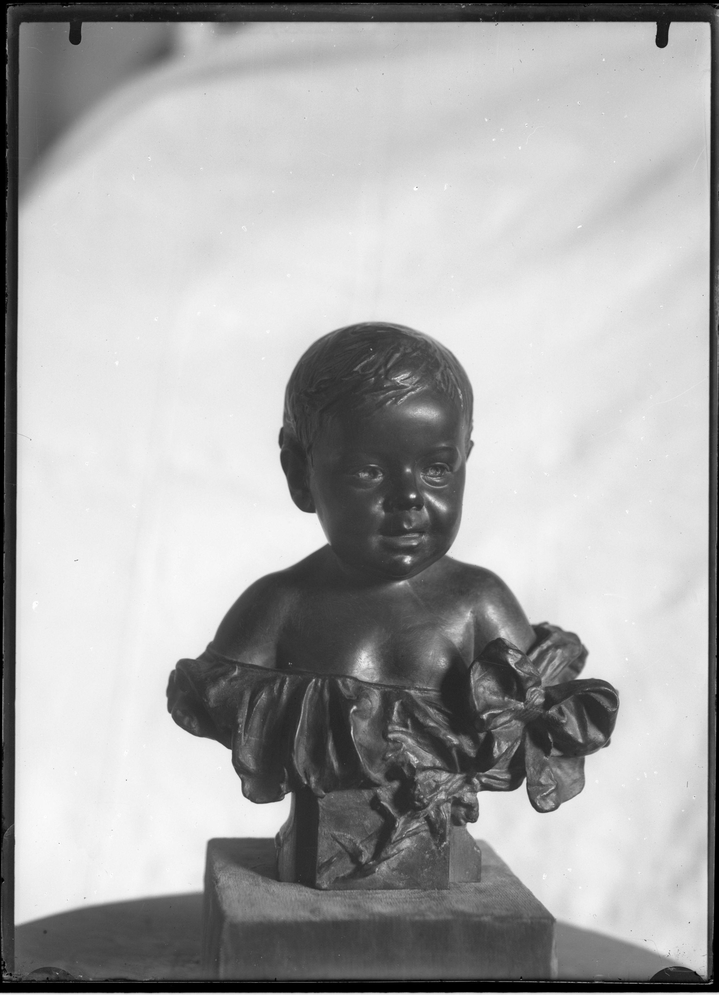 Busto de bébé : escultura em bronze