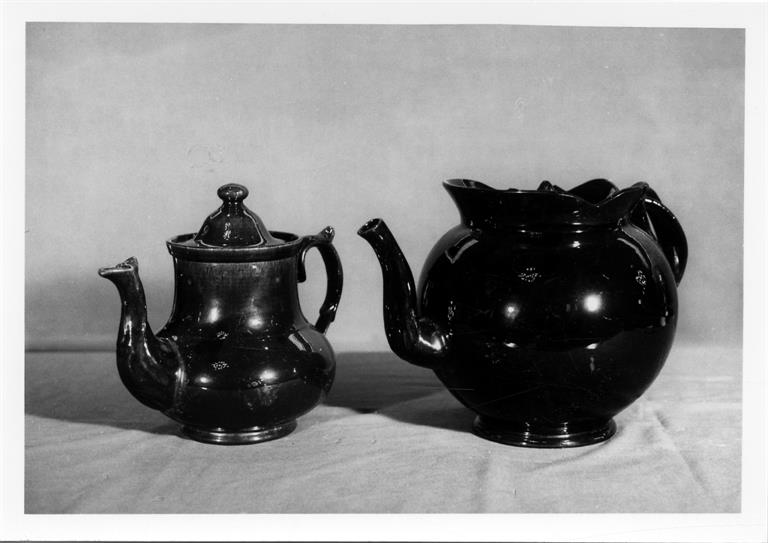 Cerâmica portuense : séculos XVIII e XIX : bule e cafeteira