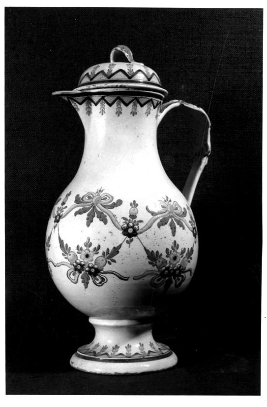 Cerâmica portuense : séculos XVIII e XIX : jarro com tampa