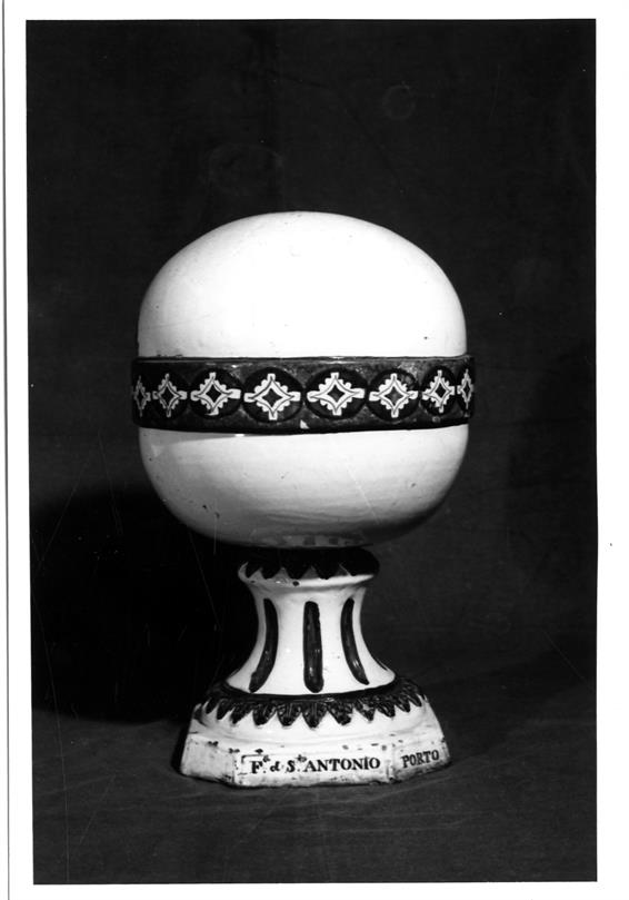 Cerâmica portuense : séculos XVIII e XIX : bola ornamental