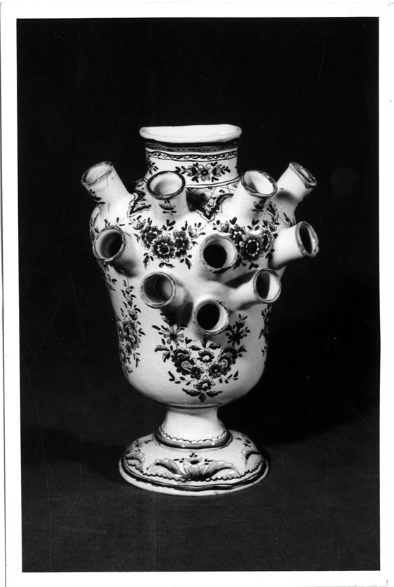 Cerâmica portuense : séculos XVIII e XIX : floreira de encostar