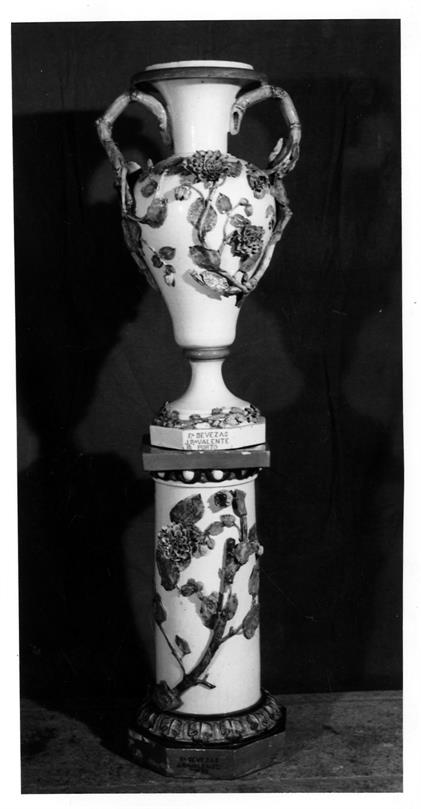 Cerâmica portuense : séculos XVIII e XIX : jarrão e respectiva coluna