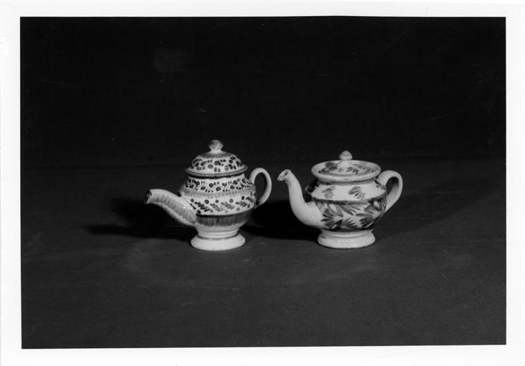 Cerâmica portuense : séculos XVIII e XIX : bule em miniatura e jarra