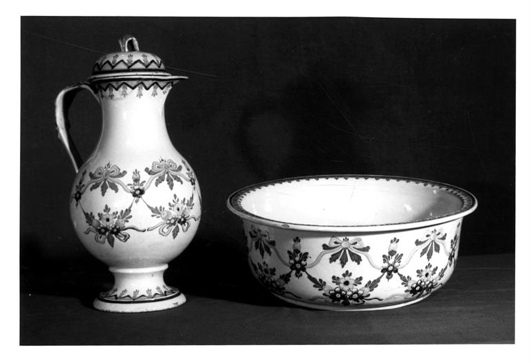 Cerâmica portuense : séculos XVIII e XIX : jarro com tampa e bacio