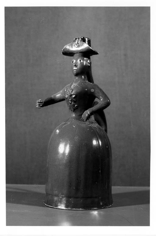 Cerâmica portuense : séculos XVIII e XIX : garrafa em forma de mulher
