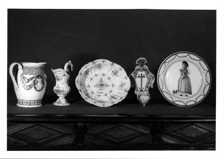 Cerâmica portuense : séculos XVIII e XIX : conjuntos de jarros e prato