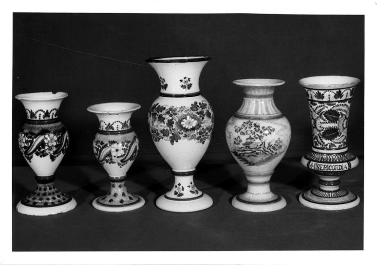 Cerâmica portuense : séculos XVIII e XIX : conjunto de jarras