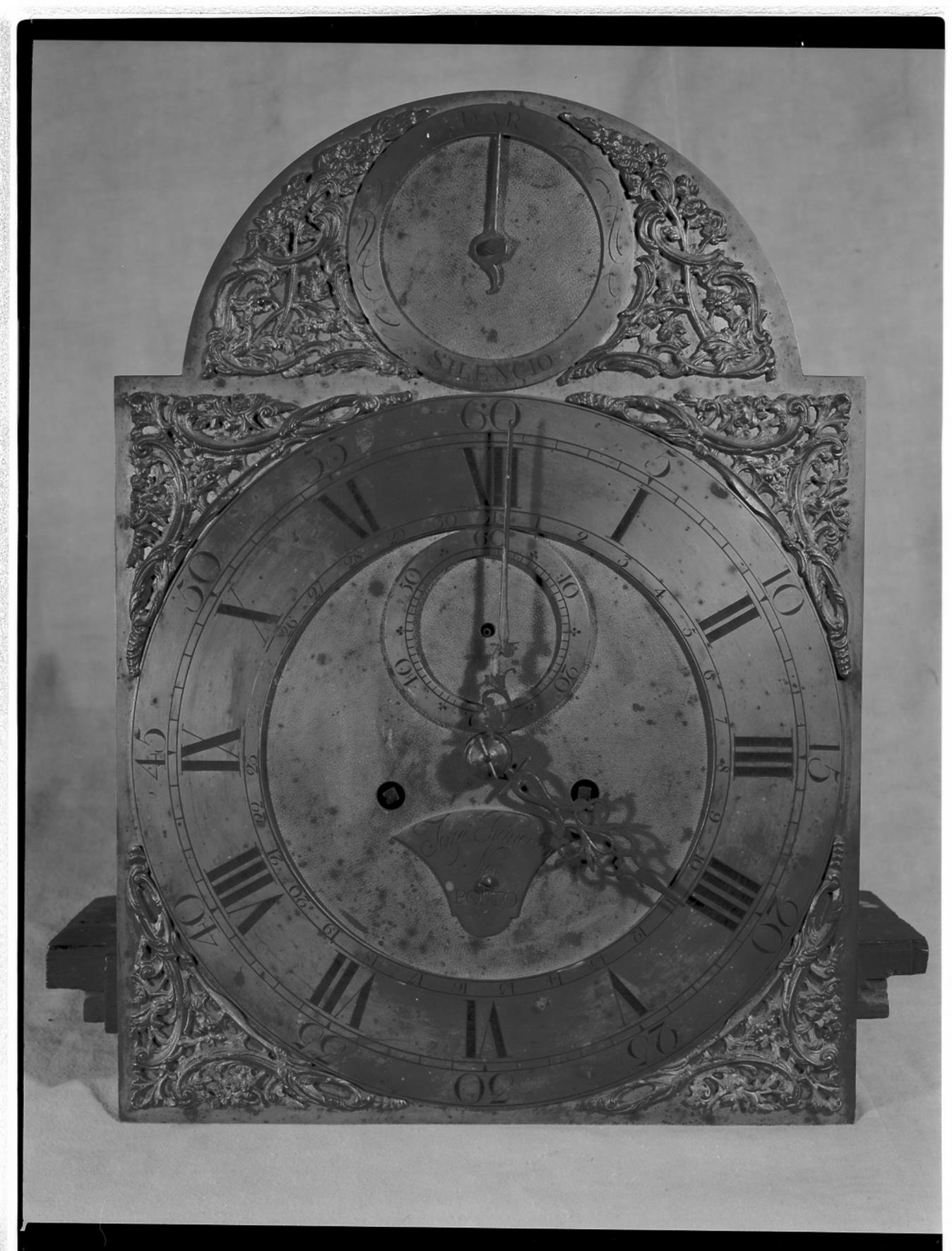 Relógios do séc. XVI ao XIX : relógios de caixa alta : caixa de castanho