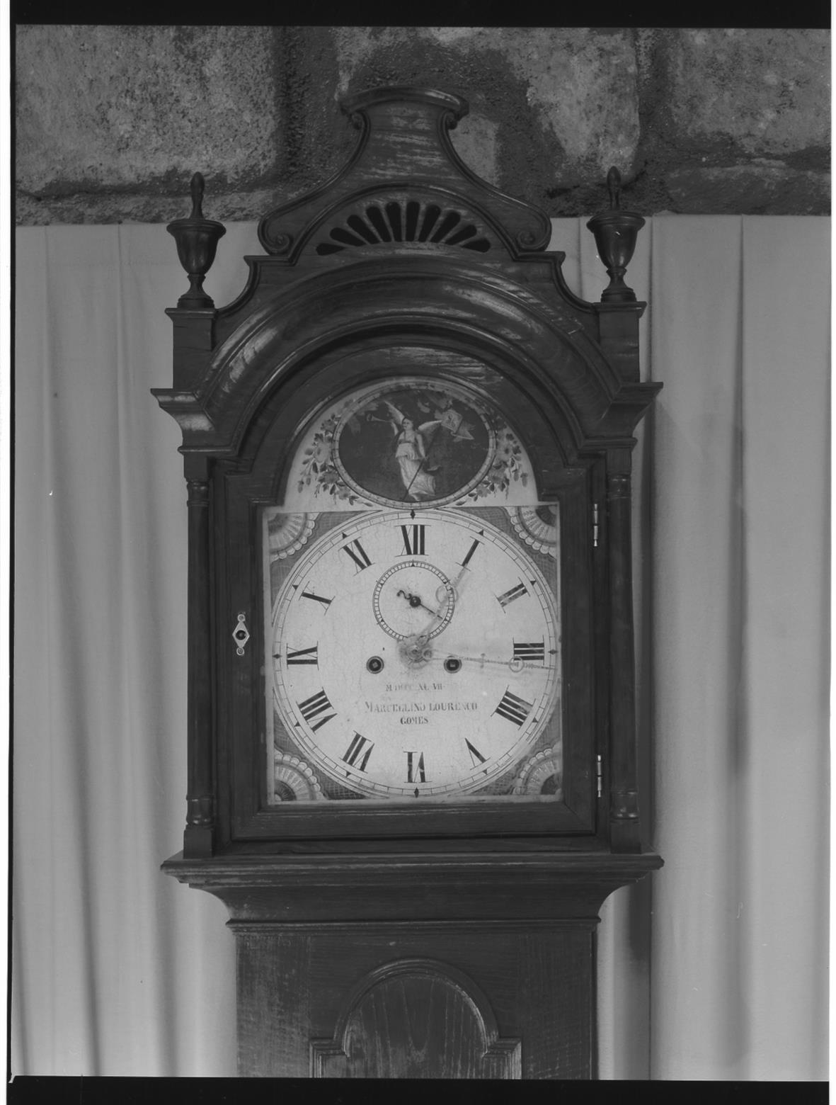 Relógios do séc. XVI ao XIX : relógios de caixa alta : caixa de castanho