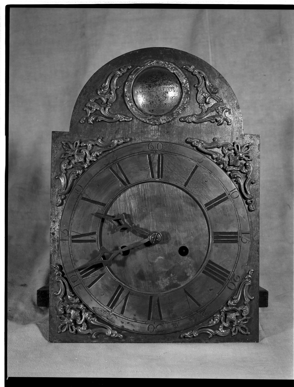 Relógios do séc. XVI ao XIX : relógios de caixa alta : máquina de relógio de caixa alta