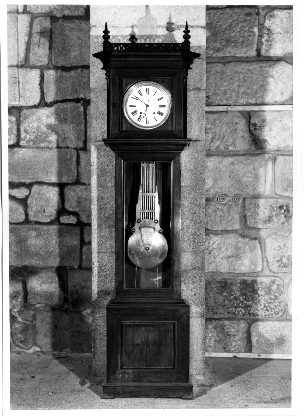 Relógios do séc. XVI ao XIX : relógio de caixa alta : caixa de mogno