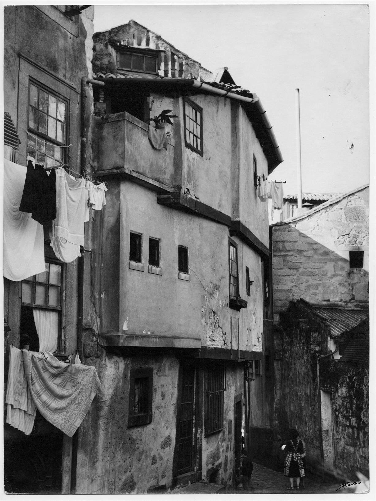 Casas do Porto : século XIV ao XIX : rua da Vitória, 423 : séculos  XV e XVI