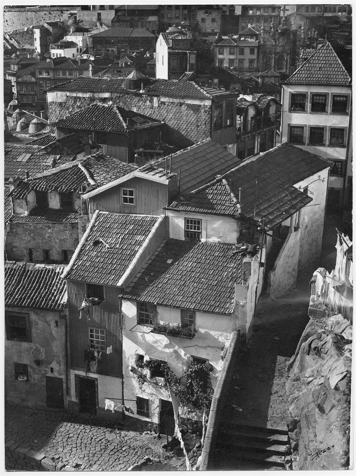 Casas do Porto : século XIV ao XIX : largo do Colégio e travessa da Pena Ventosa : século XVI