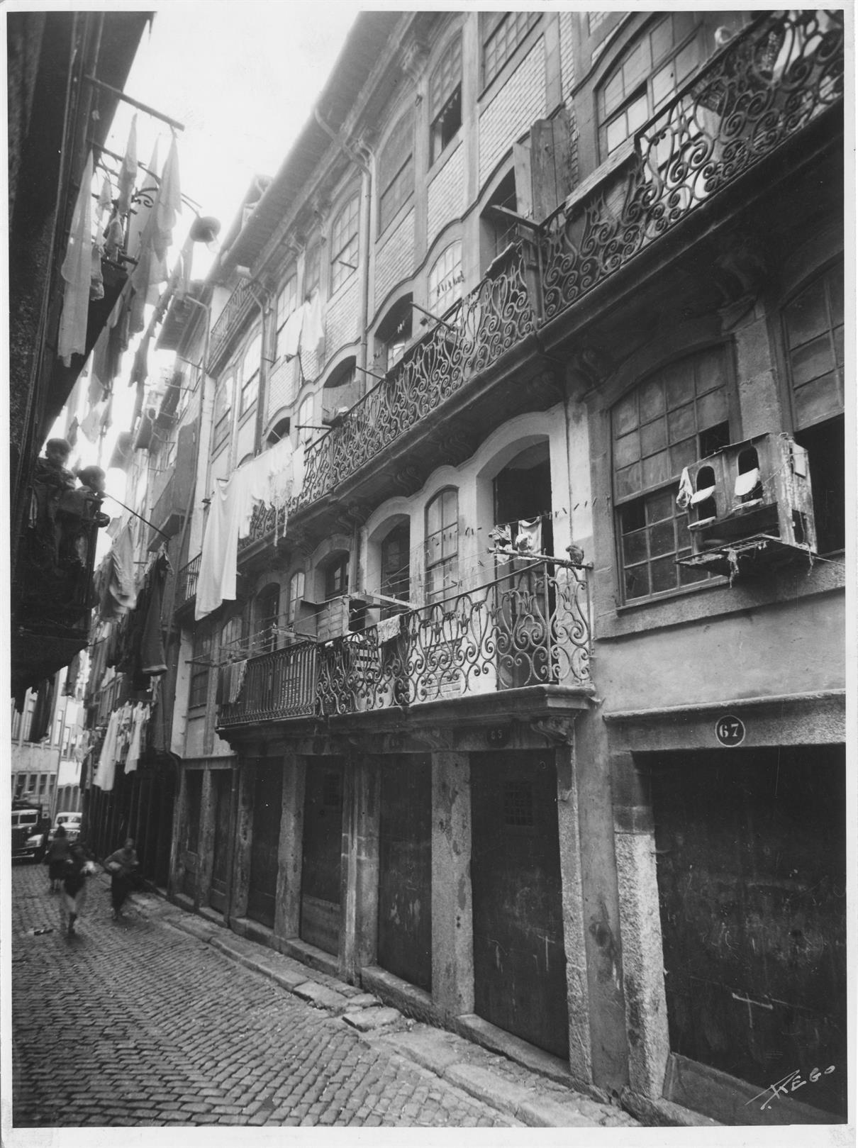 Casas do Porto : século XIV ao XIX : rua da Fonte Taurina, 63-65 : séculos XVII e XVIII