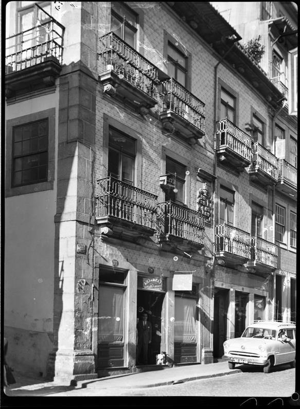 Casas do Porto : século XIV ao XIX : rua das Flores, 77-87 : século XVII