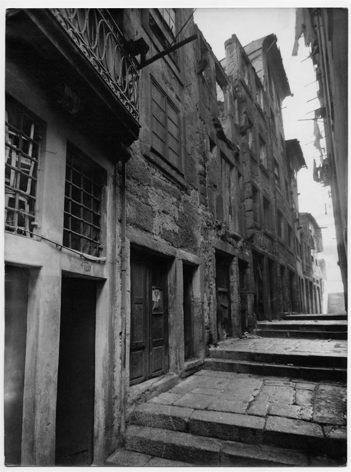 Casas do Porto : século XIV ao XIX : rua da Lada, 121 a 130 : séculos  XVII e XVIII