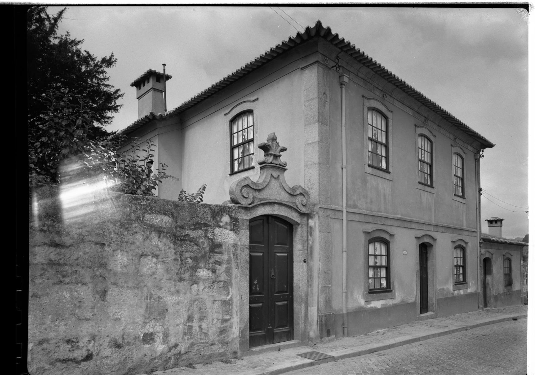 Casas do Porto : século XIV ao XIX : casa da Pedra, na rua das Águas Férreas, 39 : onde viveu Oliveira Martins : século XIX