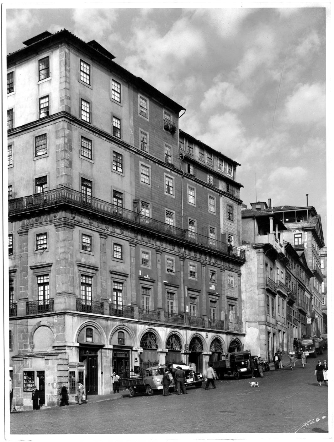Casas do Porto : século XIV ao XIX : praça da Ribeira, 4 a 10 : século XVIII