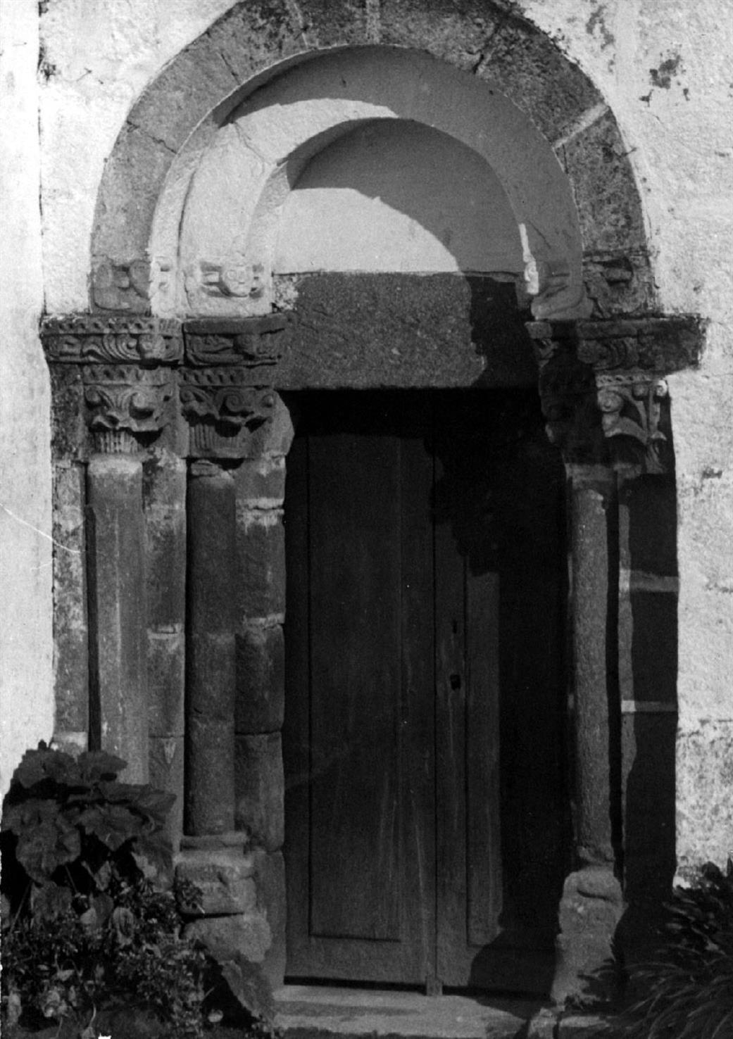 Veade : concelho de Celorico de Basto : porta lateral da igreja matriz