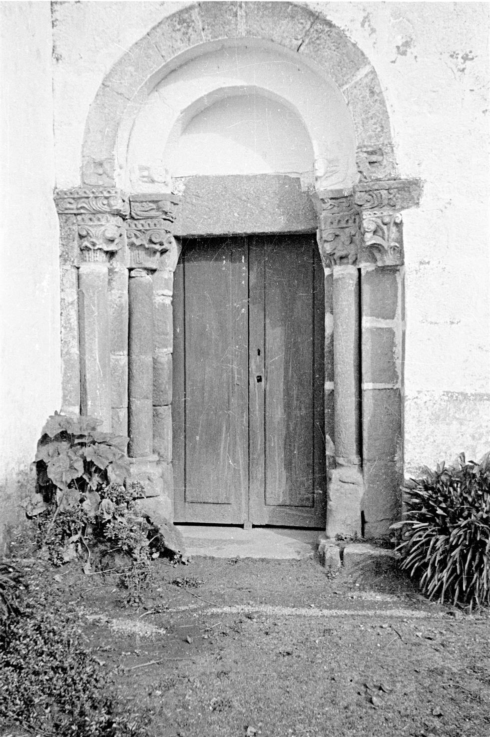 Veade : concelho de Celorico de Basto : porta lateral da igreja matriz