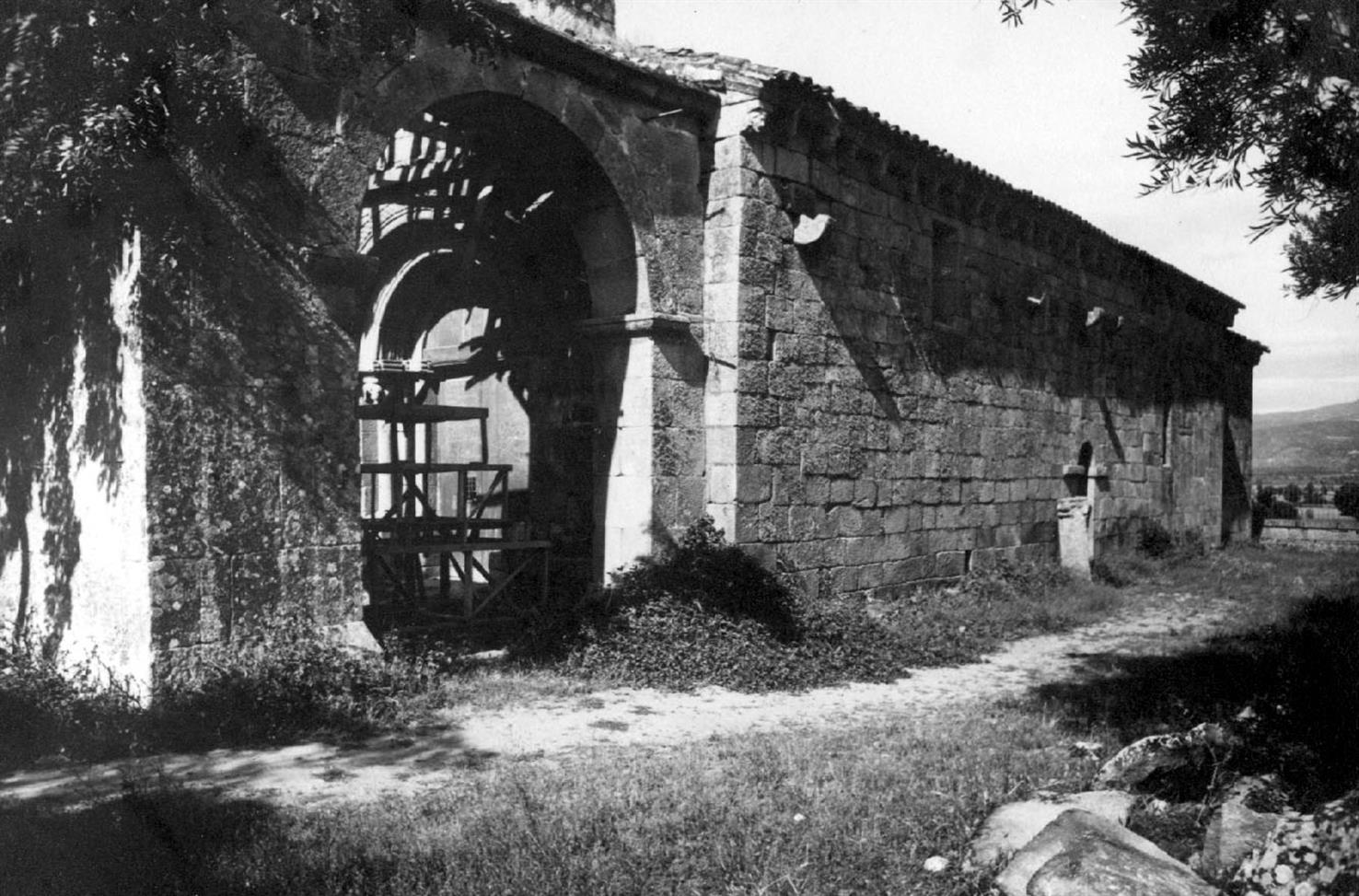 Outeiro Seco : concelho de Chaves : fachada lateral sul da igreja matriz