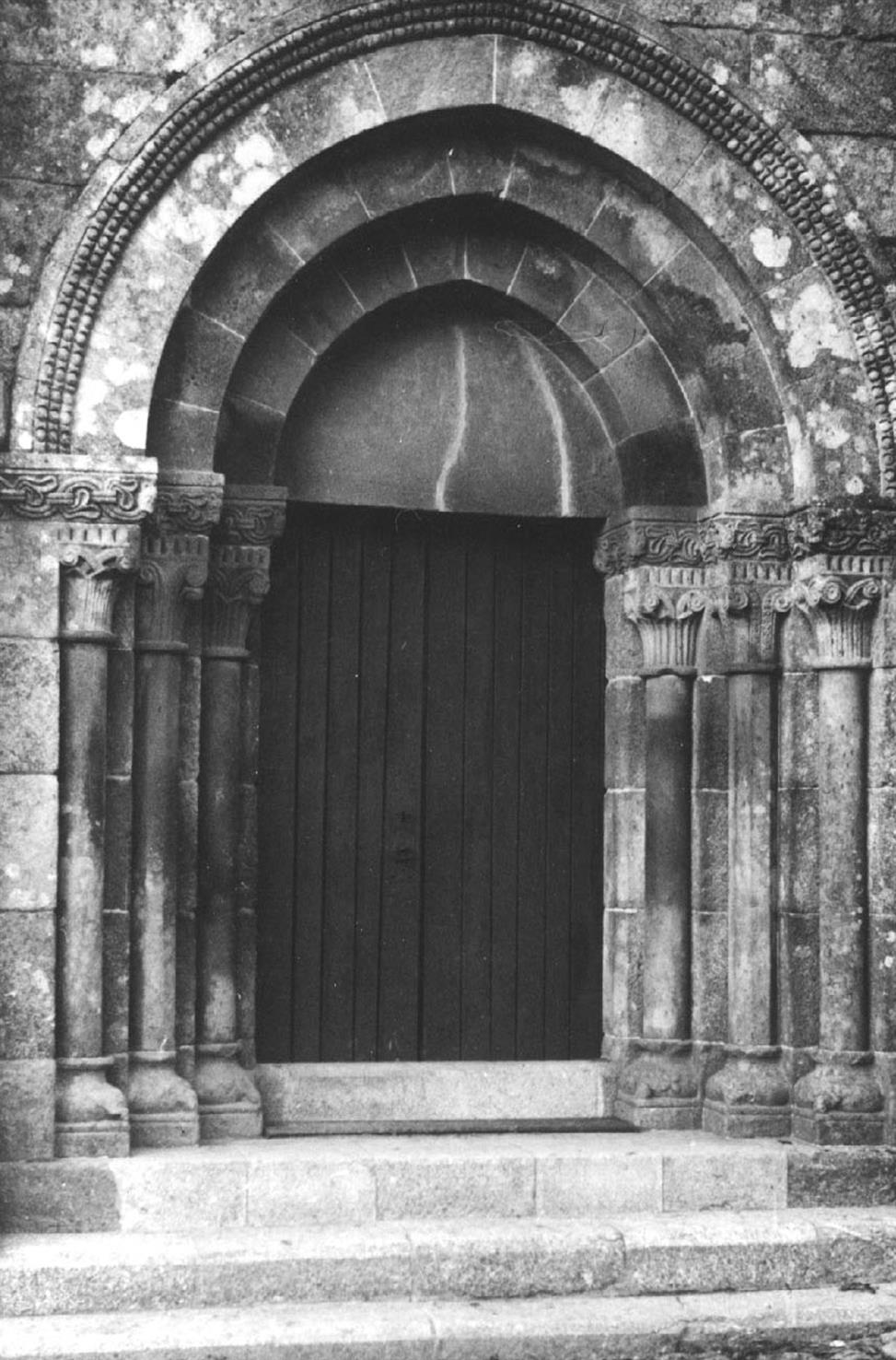 Ferreira : concelho de Paços de Ferreira : porta lateral sul da igreja matriz