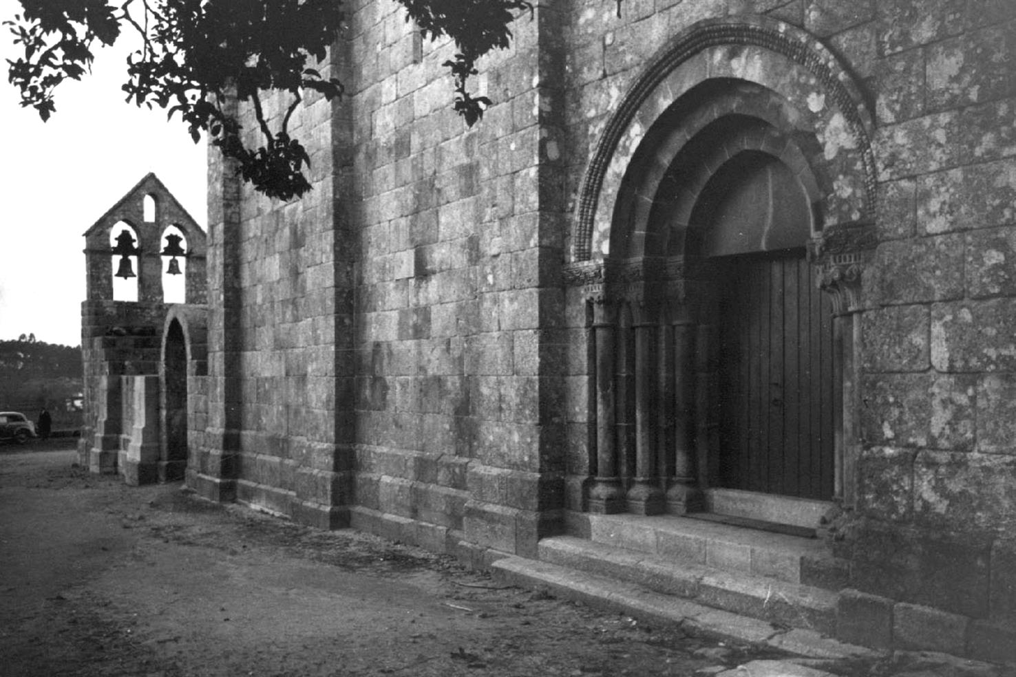 Ferreira : concelho de Paços de Ferreira : aspeto lateral da igreja matriz