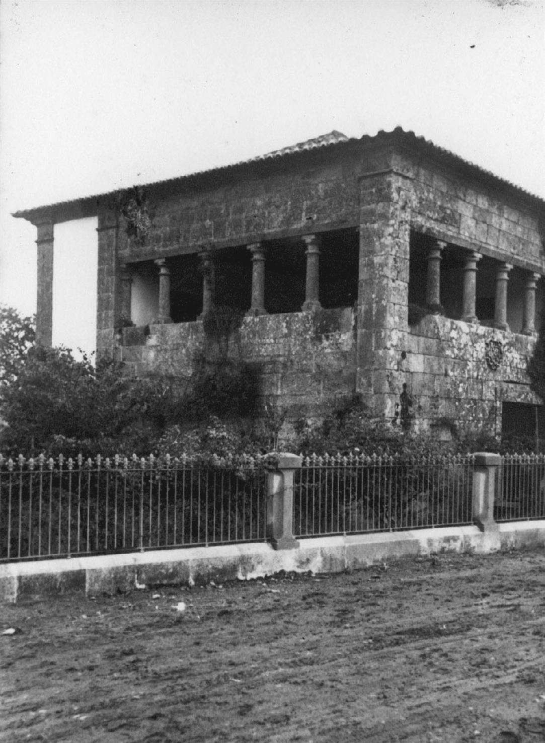 Santa Maria de Aguiar : concelho de Figueira de Castelo Rodrigo : pormenor duma casa atrás do convento
