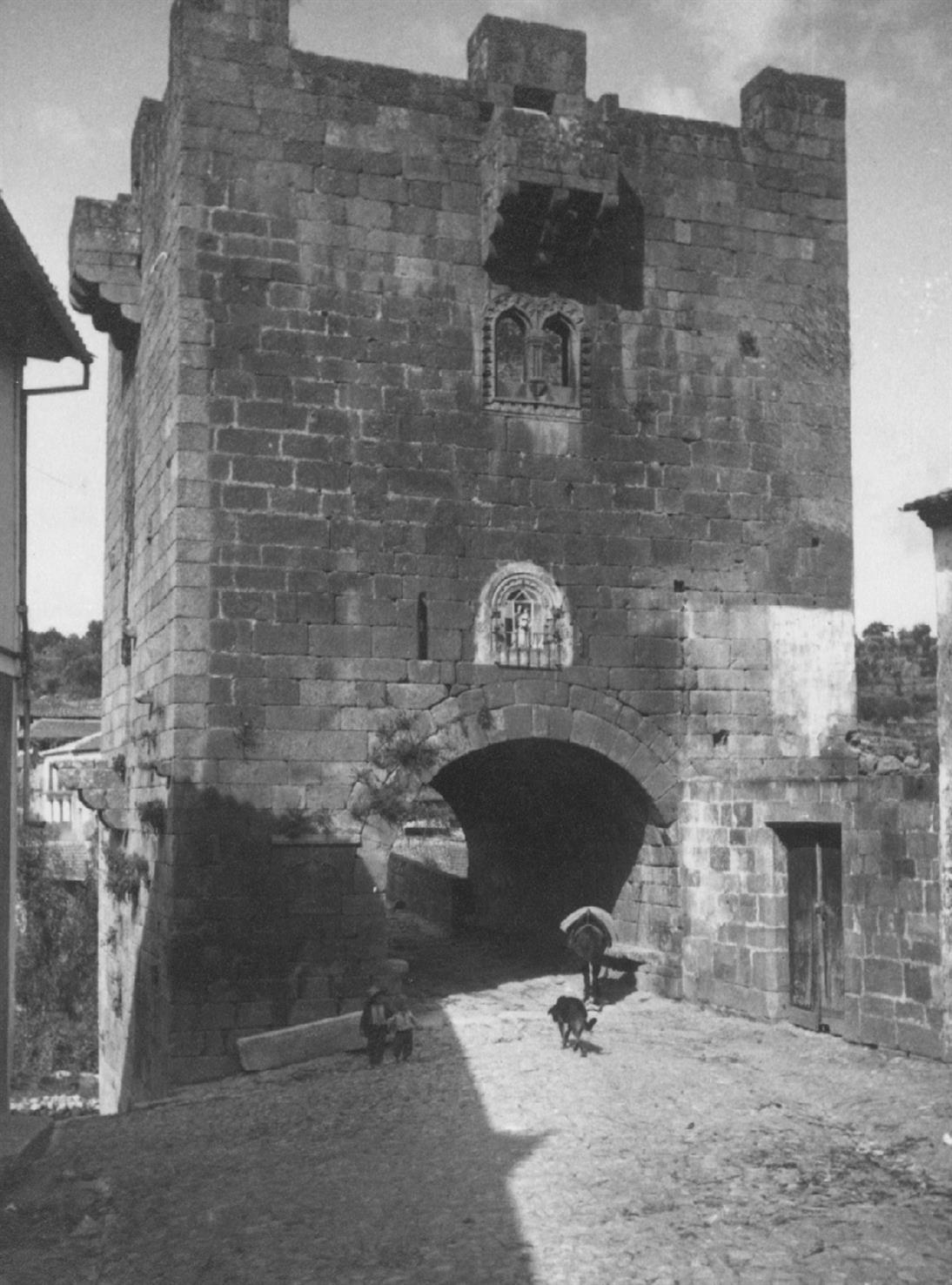 Ucanha : concelho de Tarouca : torre da ponte sobre o Rio Varosa