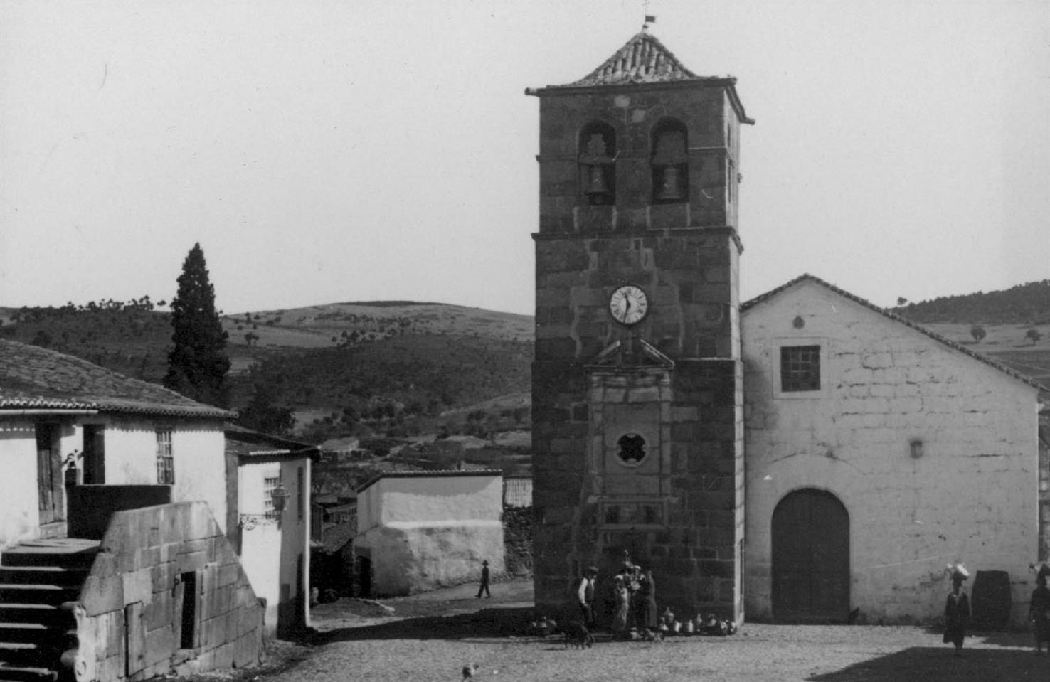 Freixo de Numão : concelho de Vila Nova de Foz Côa : fachada principal da igreja matriz