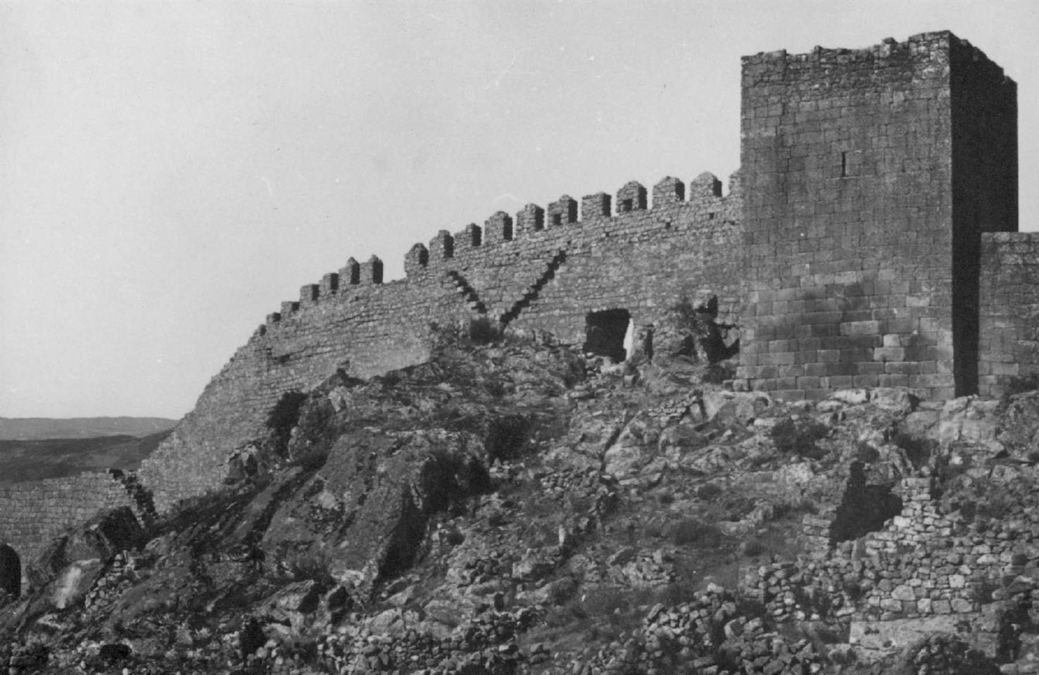 Numão : concelho de Vila Nova de Foz Côa : lanço da muralha do castelo