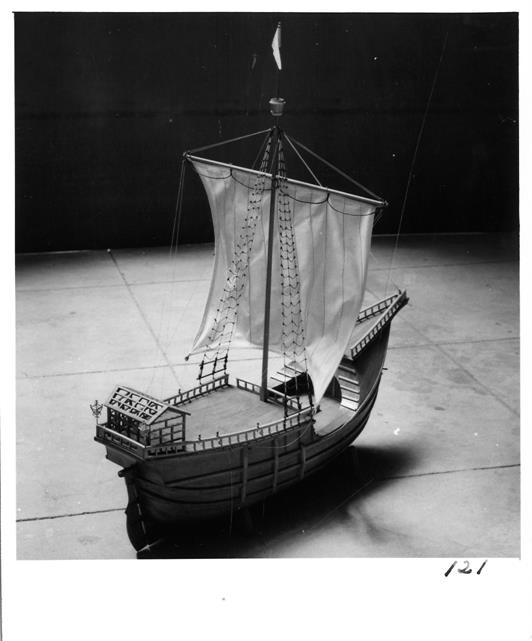 O Porto no limiar das comemorações do V centenário da morte do infante D. Henrique (1460-1960) : nau em miniatura