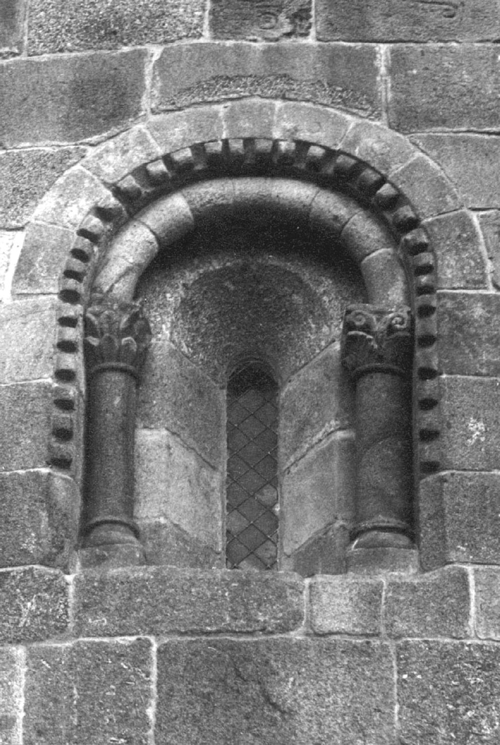 Roriz : concelho de Santo Tirso : janela da ábside da igreja matriz