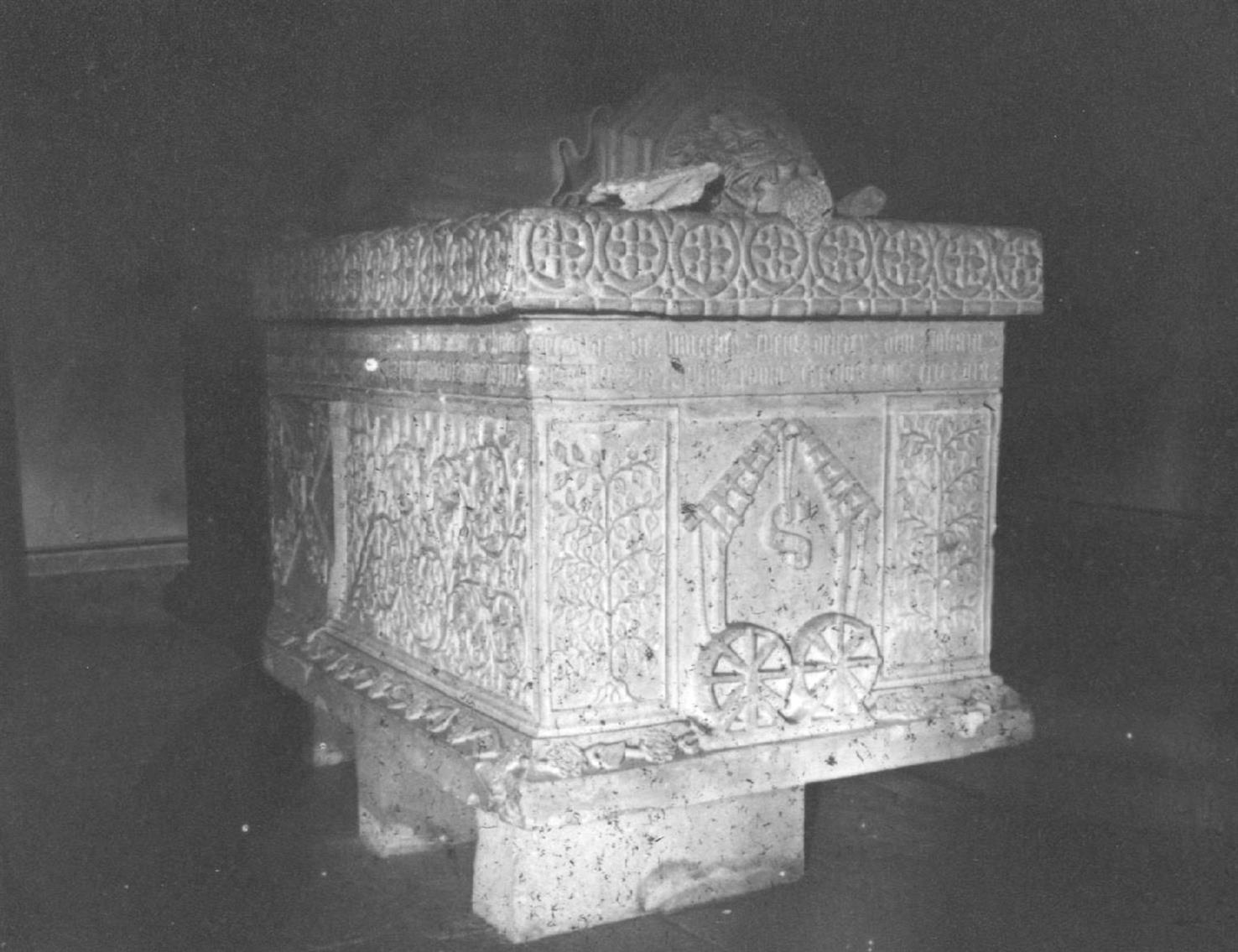 Ourém : concelho de Vila Nova de Ourém :  túmulo do Duque de Ourém, na colegiada
