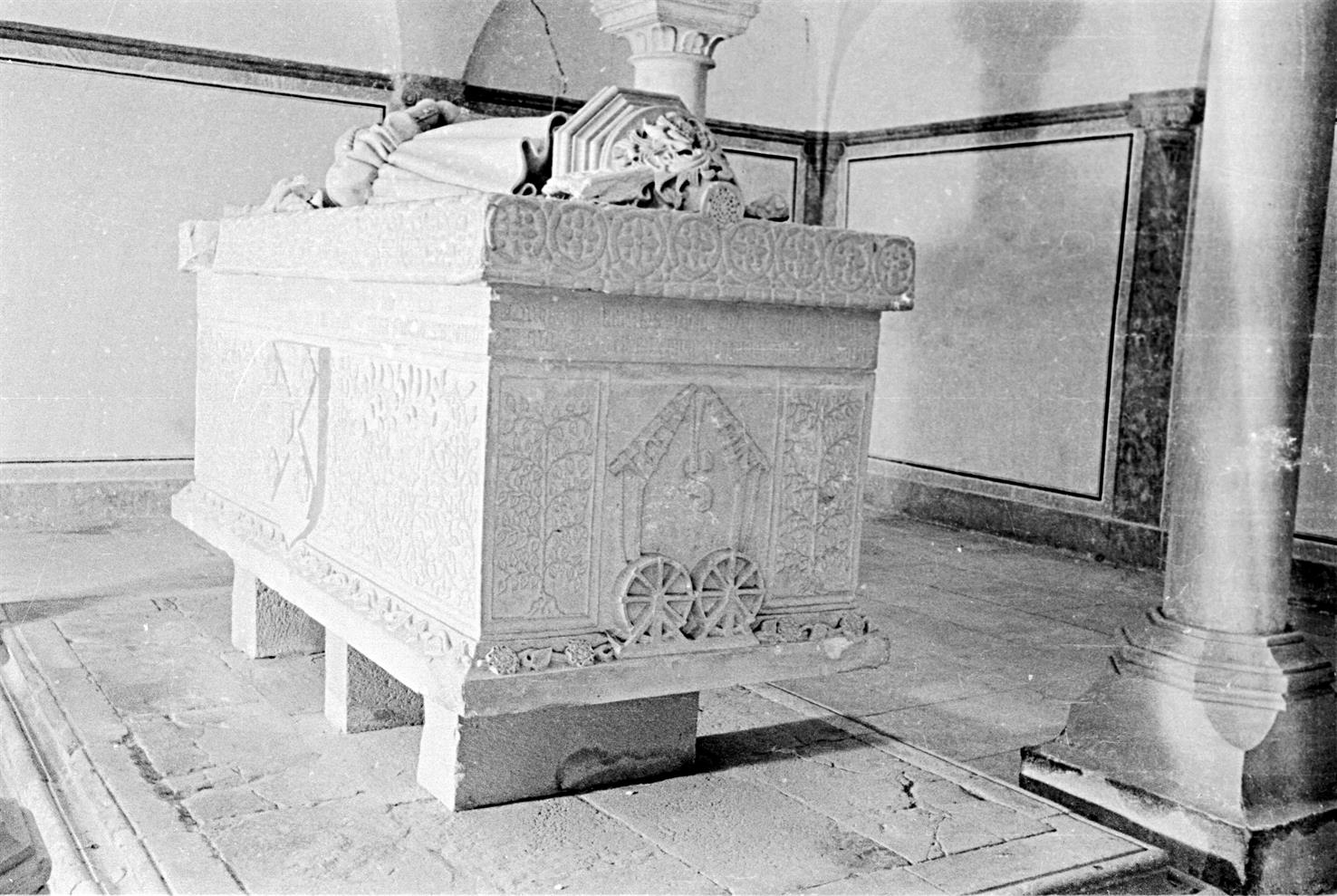 Ourém : concelho de Vila Nova de Ourém :  túmulo do Duque de Ourém, na colegiada