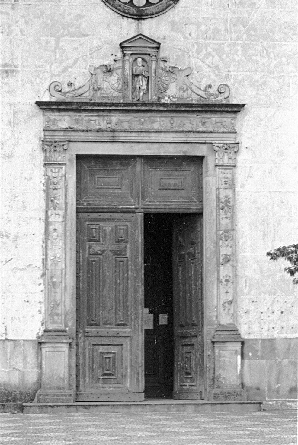 Figueiró dos Vinhos : porta principal da igreja matriz