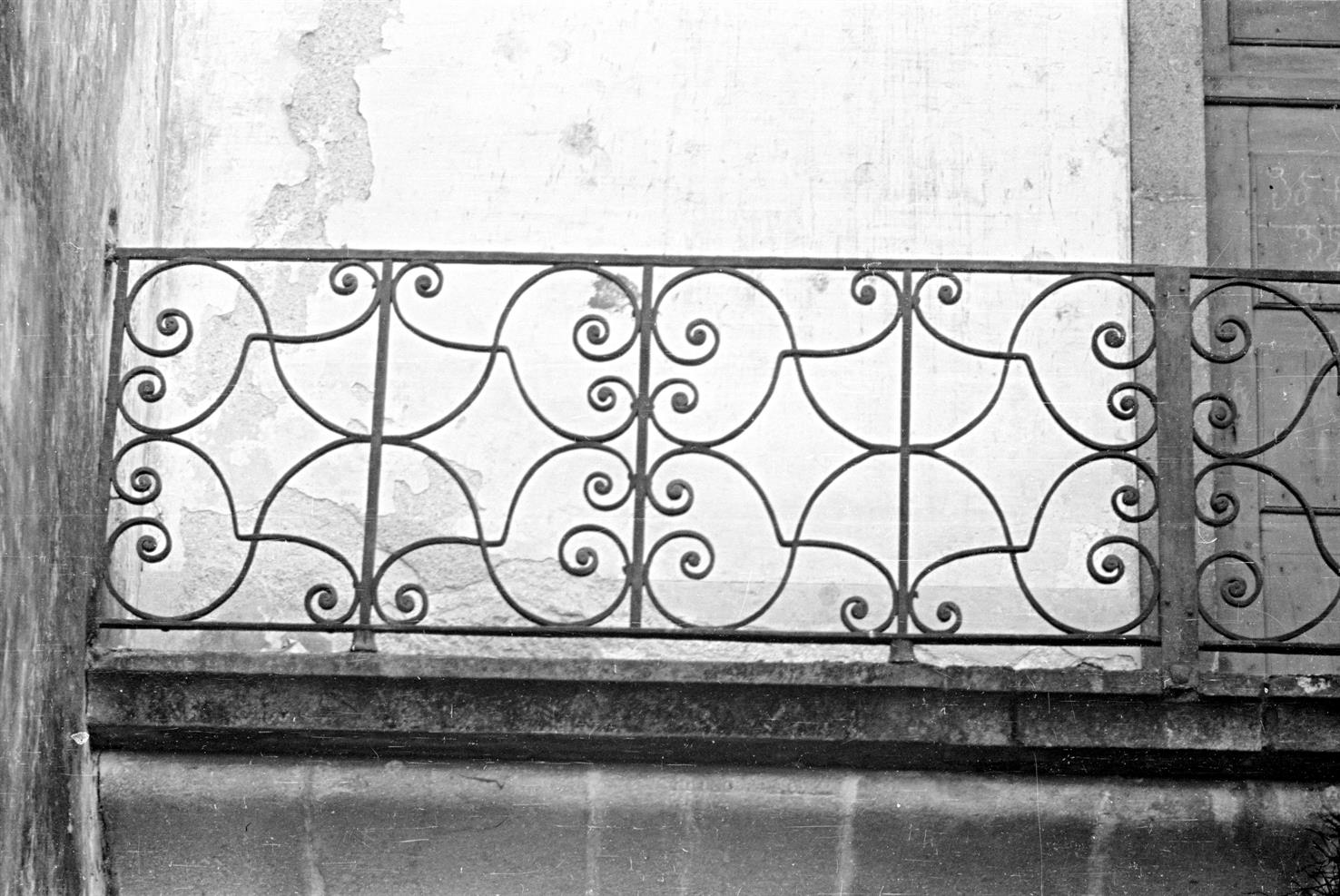 [Guimarães : varanda da fachada interior do Convento das Domínicas]