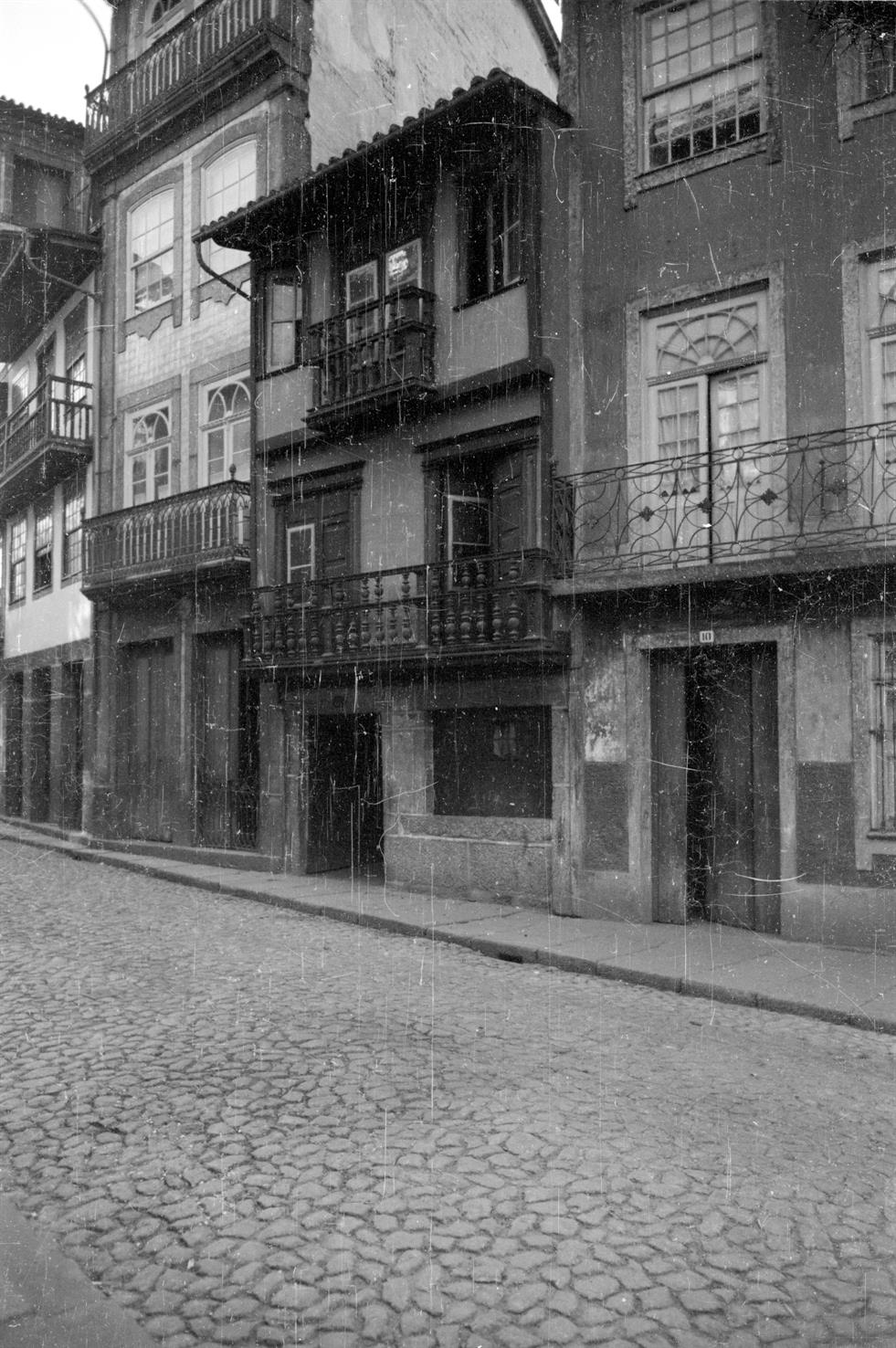 Guimarães : uma casa na rua