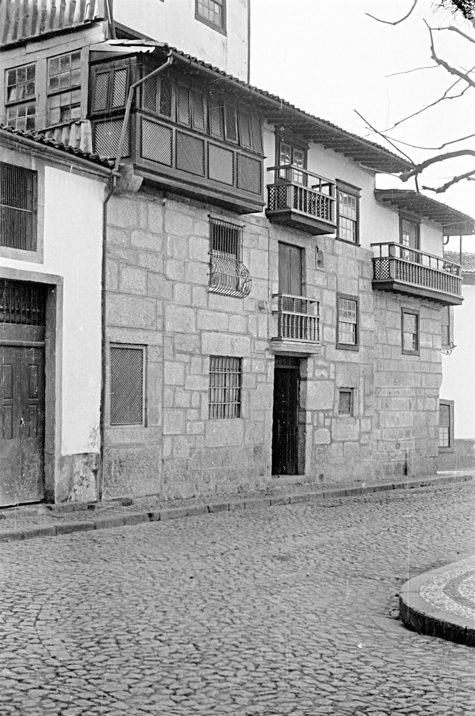 Guimarães : uma casa no largo