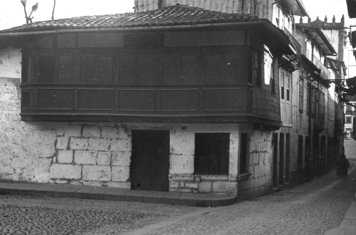 Guimarães : uma casa [no Largo Dr. João da Mota Prego]